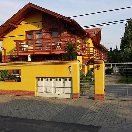 Okker Apartman Дьюла Екстер'єр фото