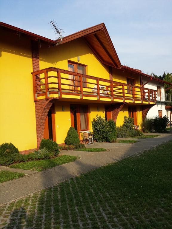 Okker Apartman Дьюла Екстер'єр фото