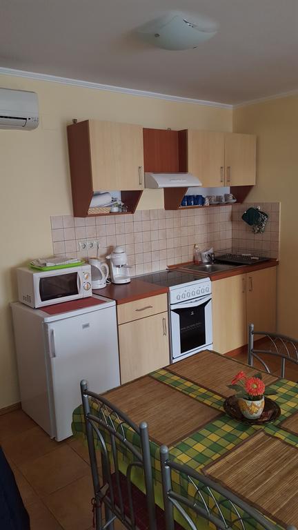 Okker Apartman Дьюла Екстер'єр фото