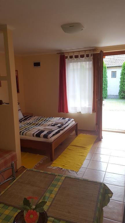 Okker Apartman Дьюла Номер фото