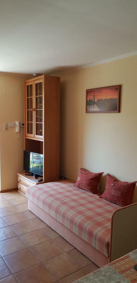 Okker Apartman Дьюла Екстер'єр фото
