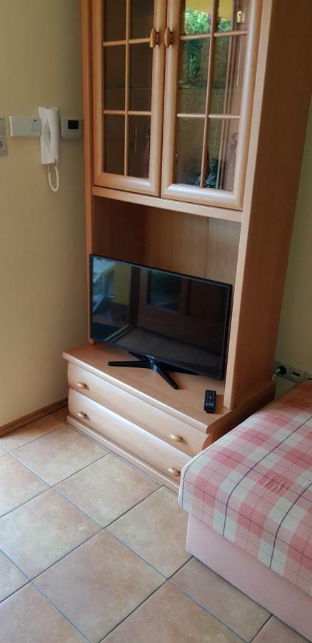 Okker Apartman Дьюла Екстер'єр фото