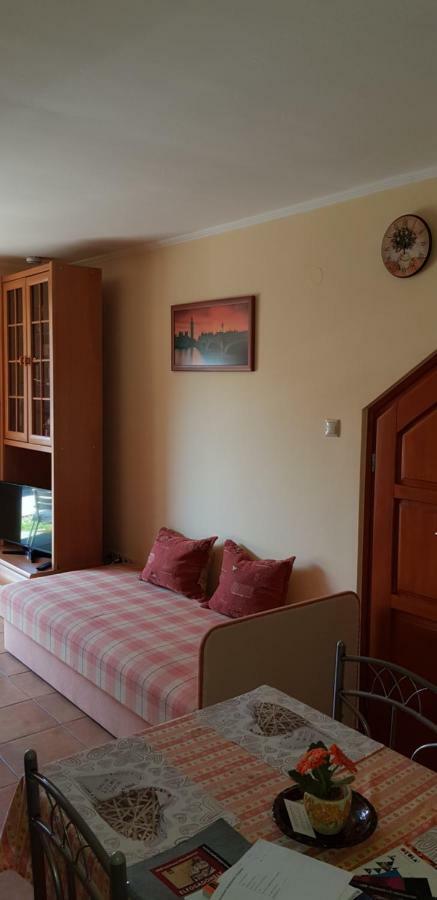 Okker Apartman Дьюла Екстер'єр фото